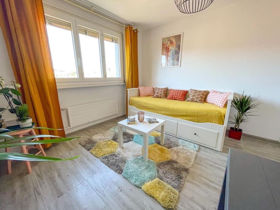 Chic Appartement Au Centre Ville La Chaux De Fonds ภายนอก รูปภาพ